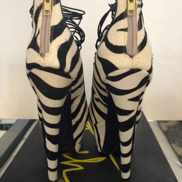 London Trash Ceres pumps in Zebra size 7 - Picture 3 of 8